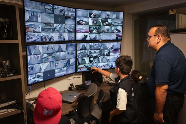 The children of San Pedro learn about police work