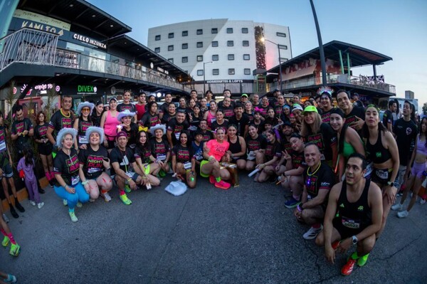 超过17,000人参加锡那亚卡纳的闪电夜跑