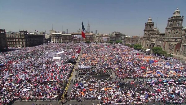 President of Mexico fills the Zócalo