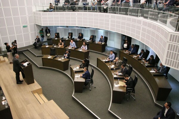 莫雷纳党议员呼吁在国会领导层竞选中避免背叛运动