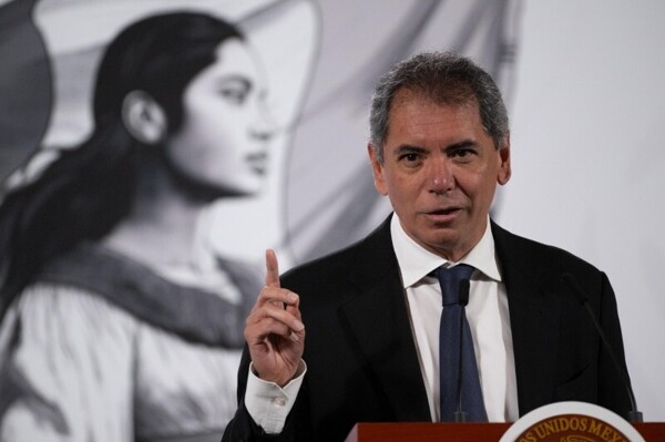 Mexico Confirms Sovereign Rating, Changes Outlook for Pemex