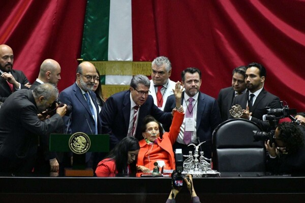 Иfigenia Мартинес поддерживает Клаудию Шейнбаум, несмотря на проблемы со здоровьем