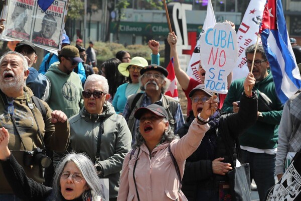 Protestas en Ciudad de México contra el endurecimiento de sanciones a Cuba