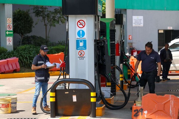 México implementa tope voluntario al precio del diésel