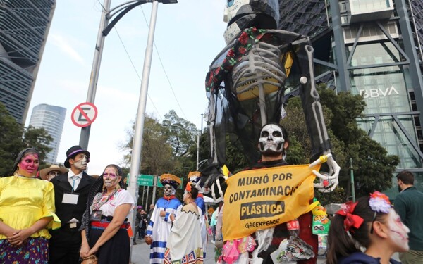 Срочный призыв Greenpeace против пластикового загрязнения